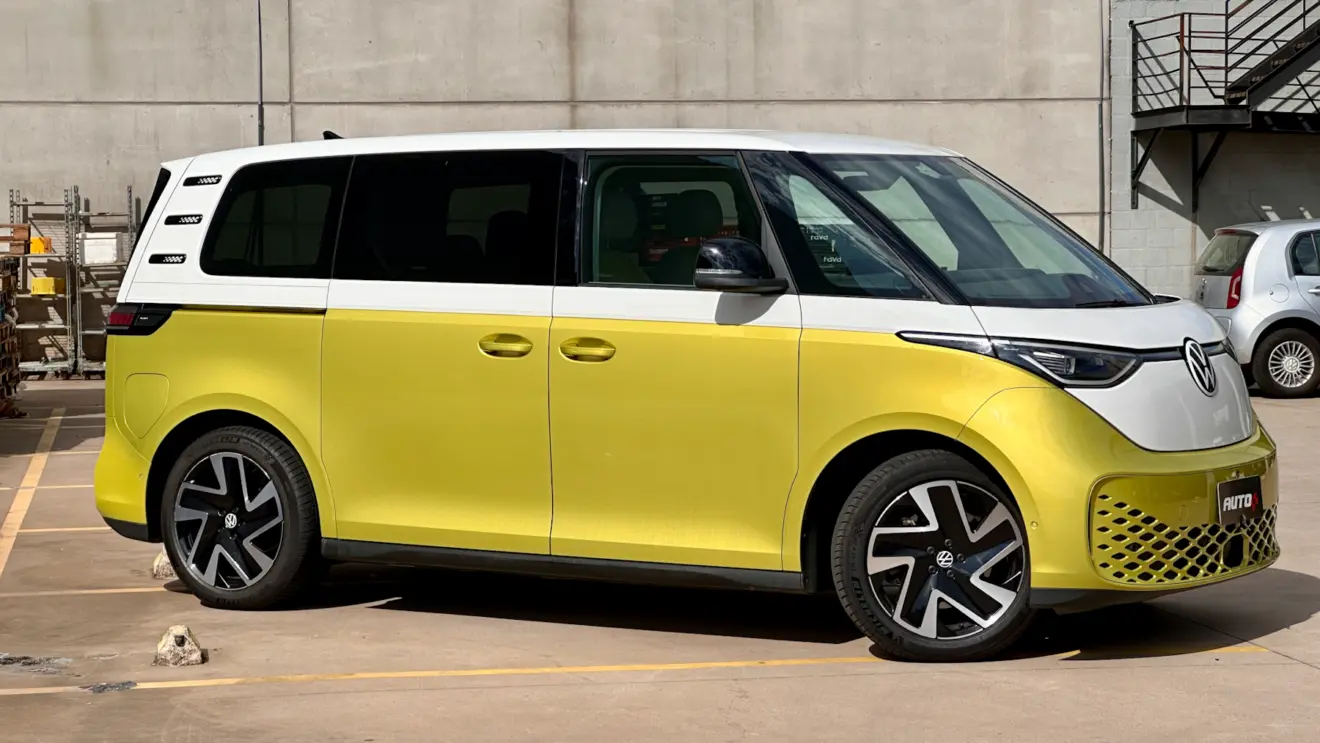 Volkswagen ID.Buzz amarela e branca em um galpão de frente