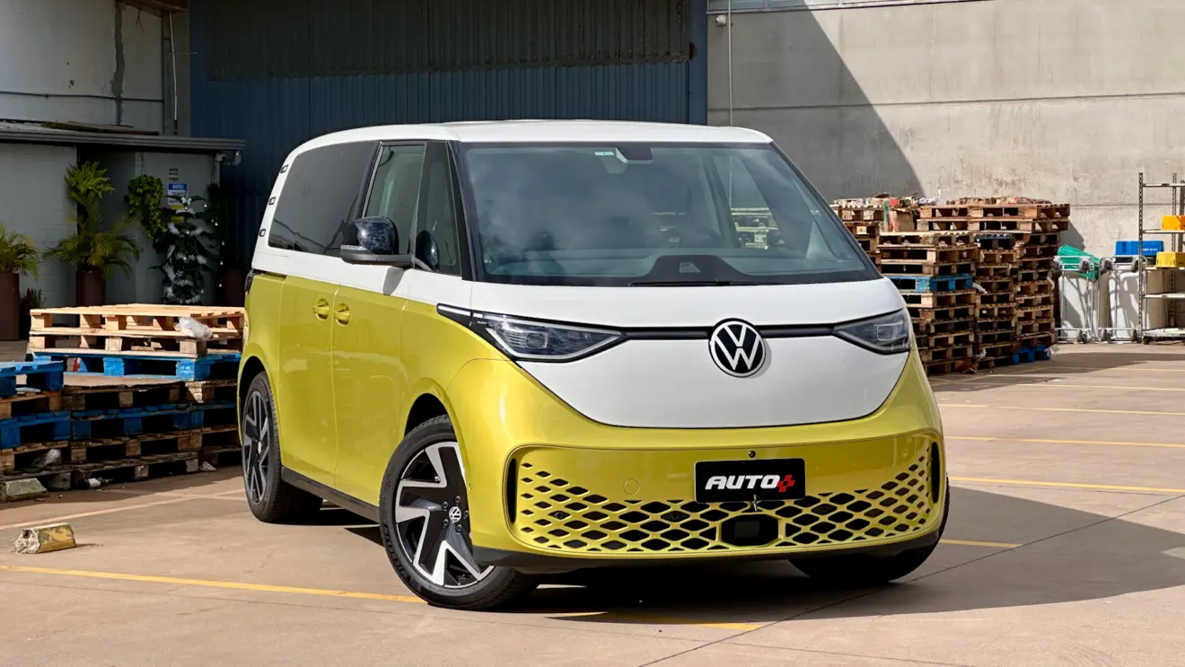 Volkswagen ID.Buzz amarela e branca em um galpão de frente