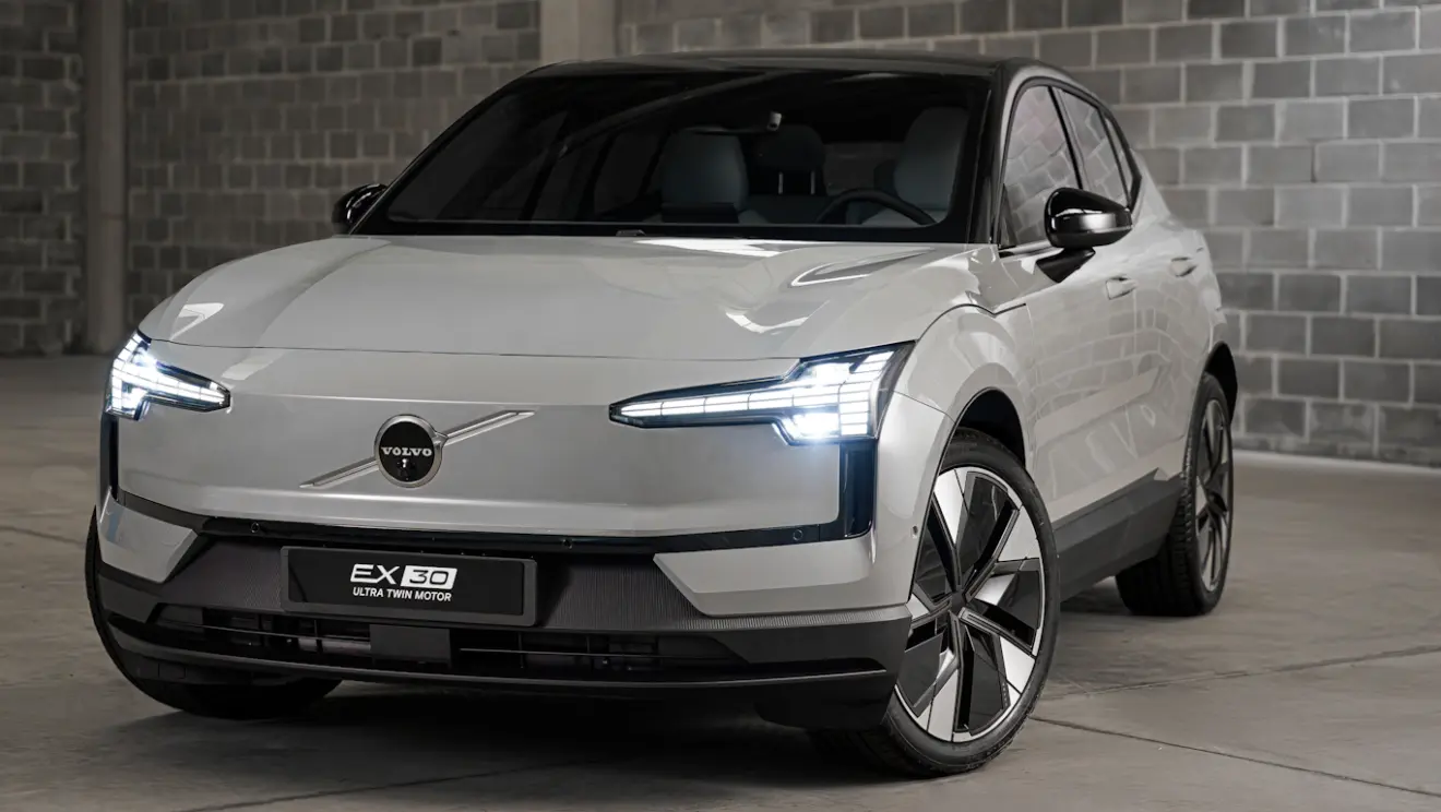 Volvo EX30 Ultra Twin Motor cinza visto de frente
