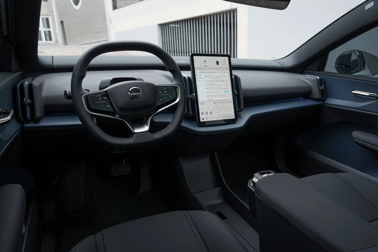 Interior com tela ligada do Volvo EX30 Ultra Twin Motor