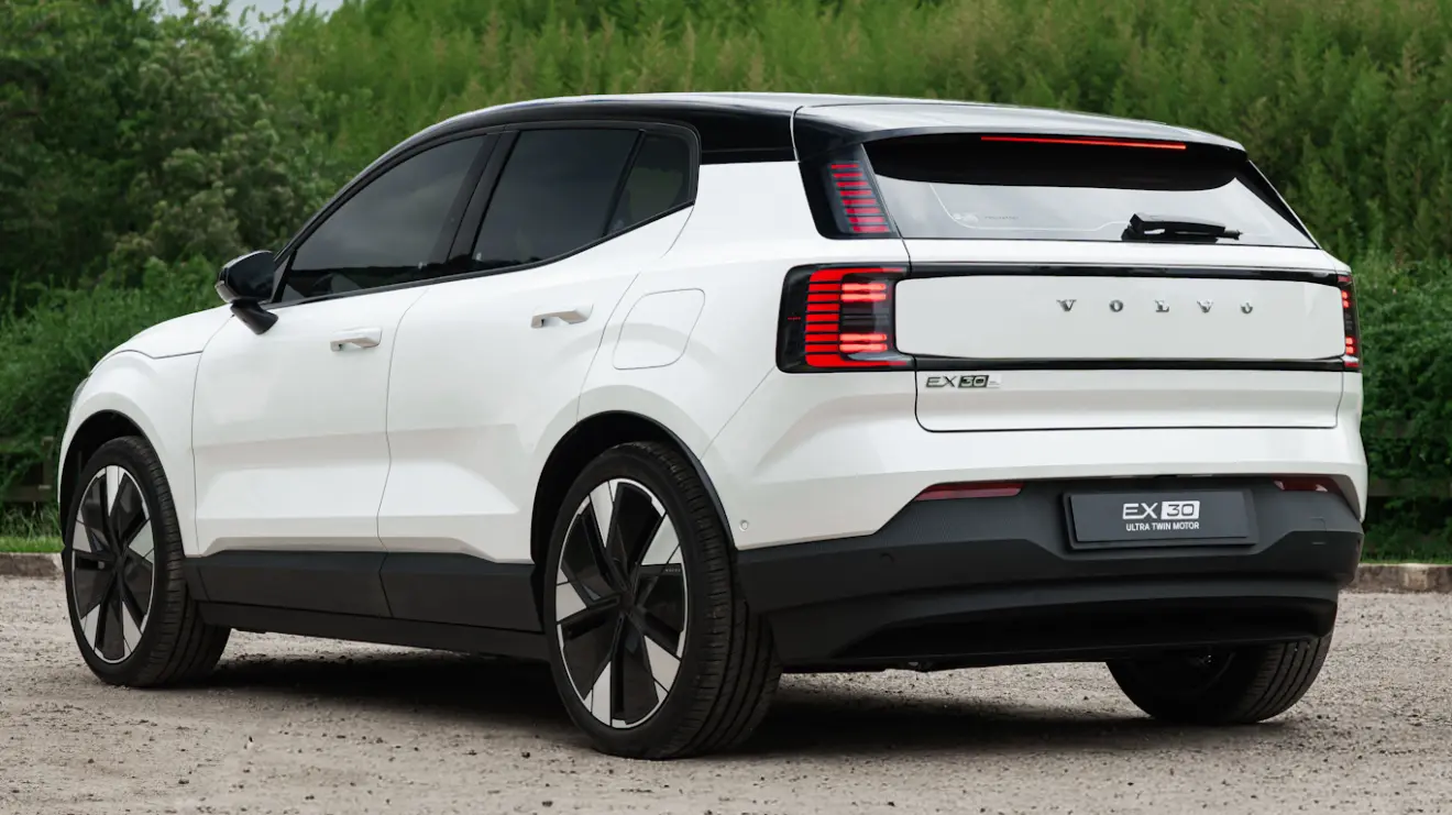 Volvo EX30 Ultra Twin Motor branco visto de trás