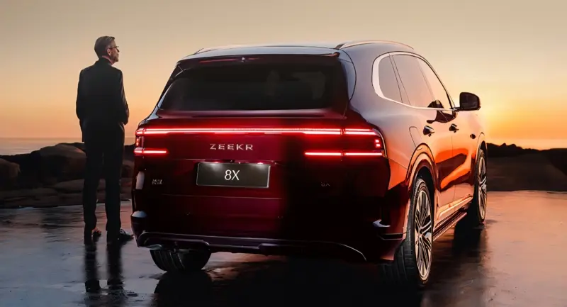 Zeekr 8X vinho visto de trás e com lanternas acesas