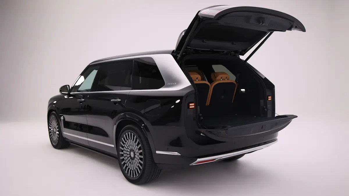 Zeekr 9X marrom de traseira com o porta-malas aberto