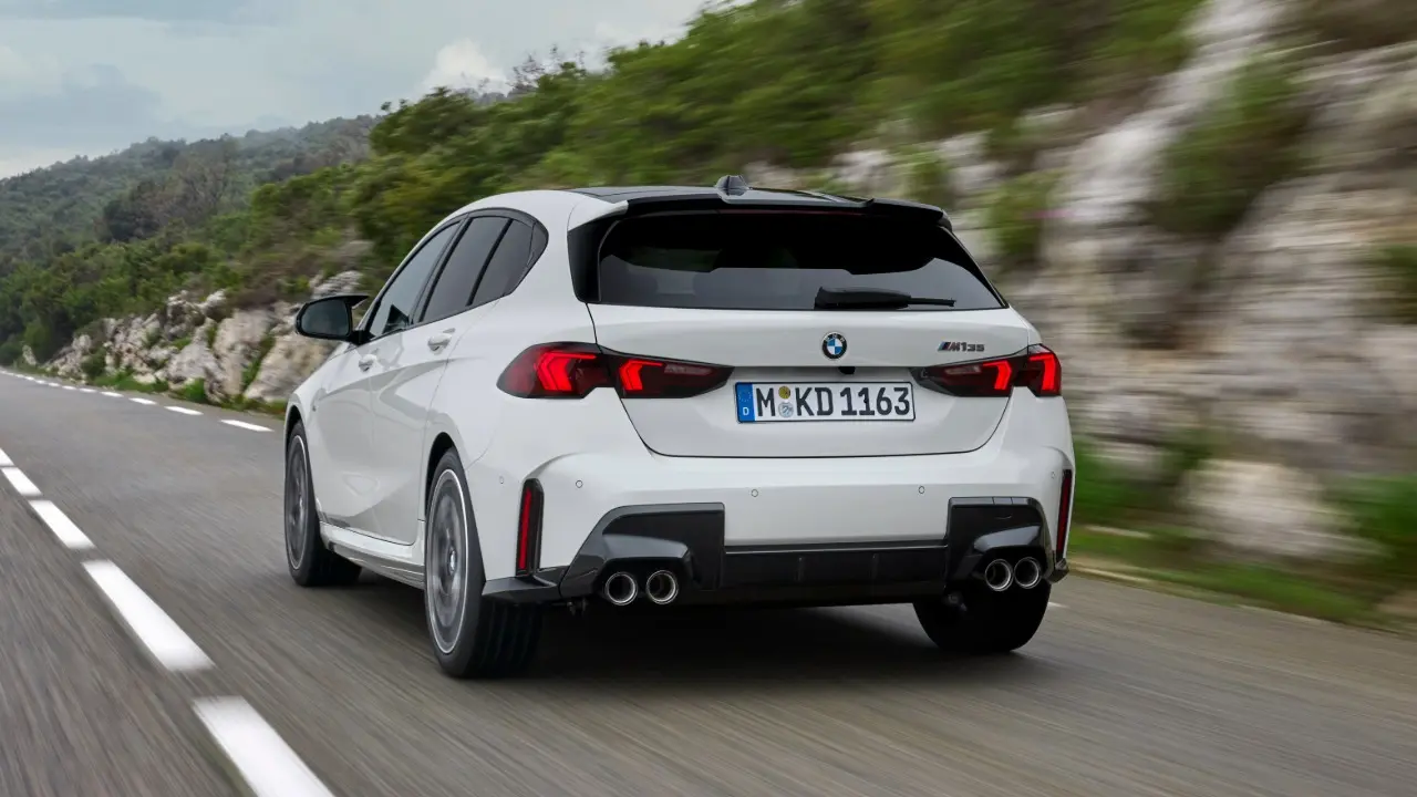 BMW M135 xDrive em movimento branco