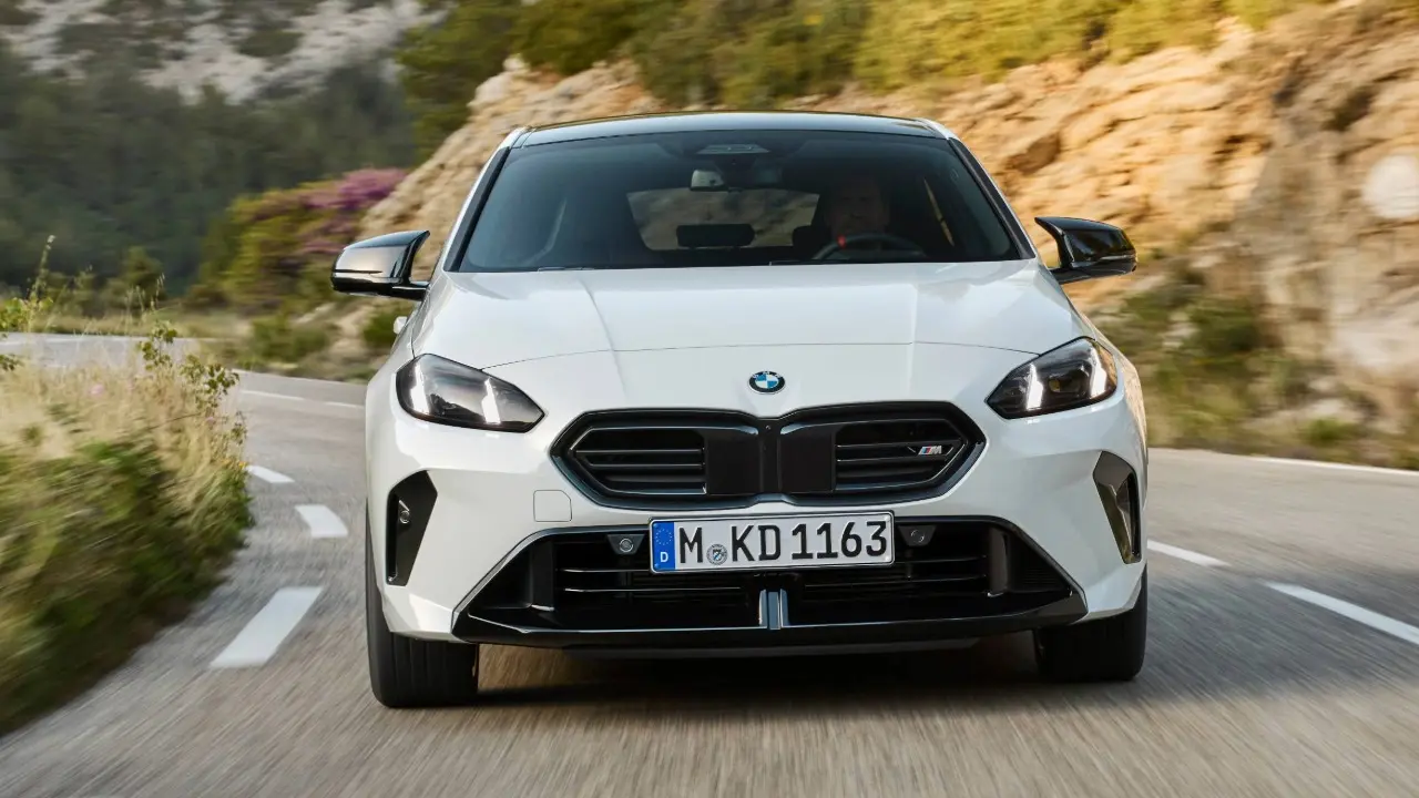 BMW M135 xDrive em movimento branco