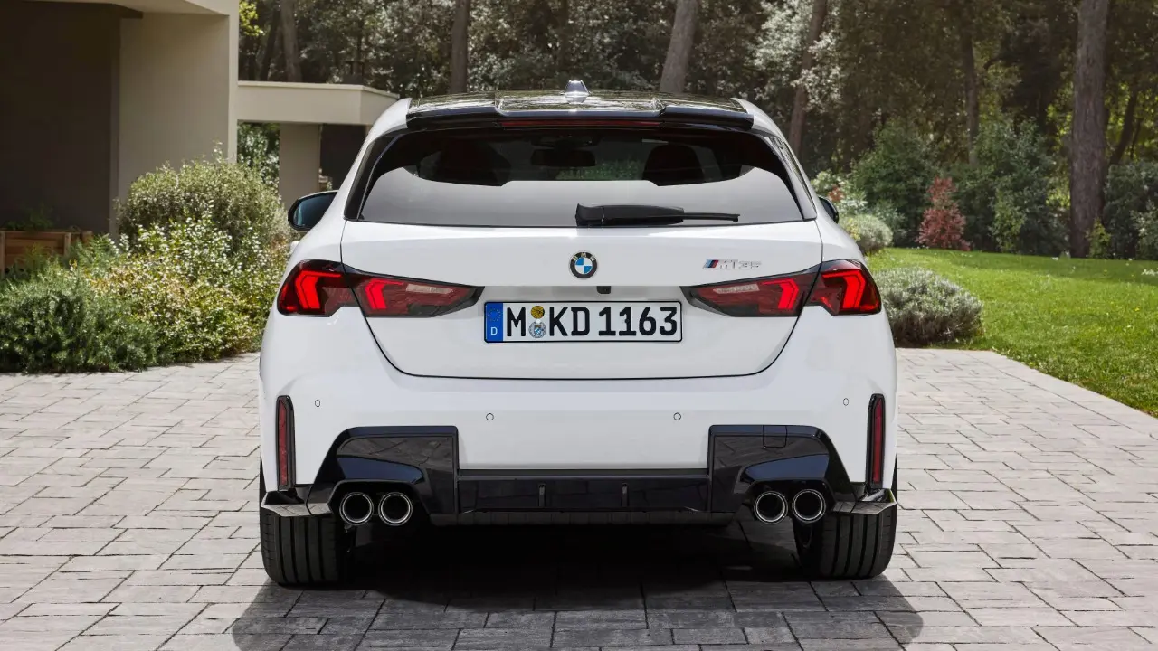 BMW M135 xDrive em estático branco