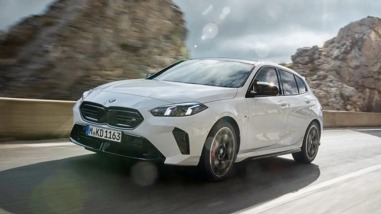 BMW M135 xDrive em movimento branco