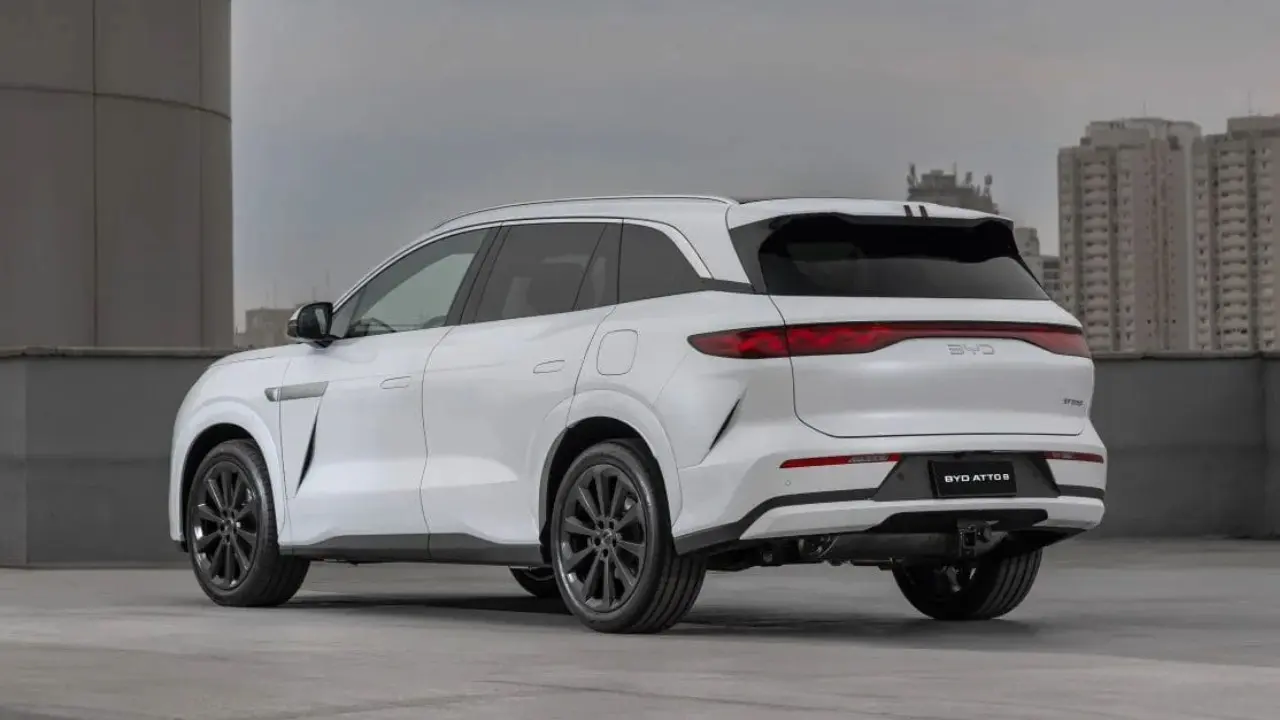 BYD Atto 8 estãtico branco