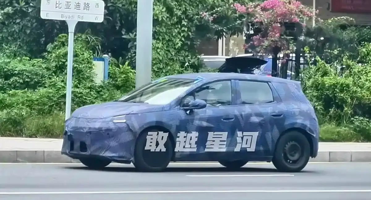 BYD Dolphin Híbrido Plug-In camuflado de frente andando na cidade