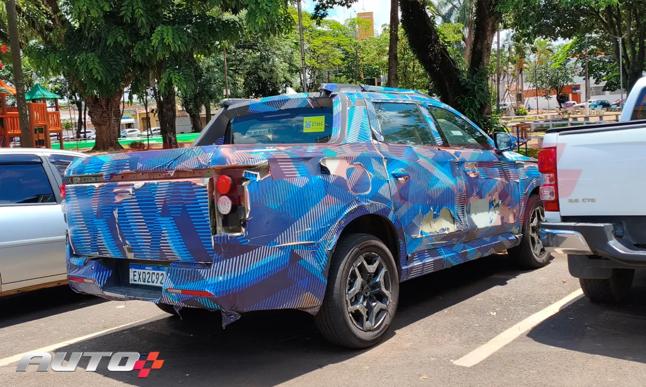 Nova picape intermediária da BYD de traseira andando na cidade