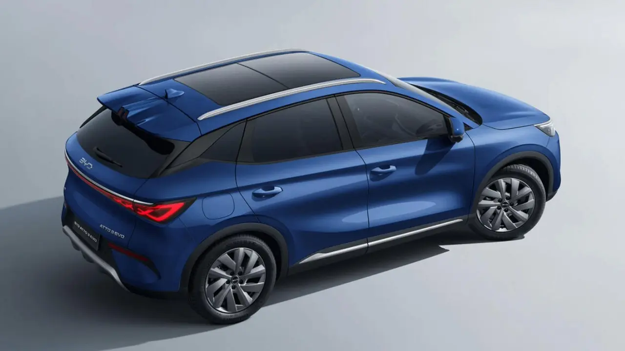 BYD Yuan Plus na China azul com sua reestilização