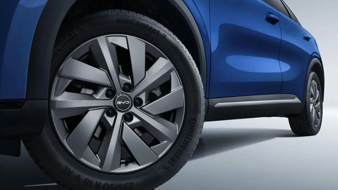 BYD Yuan Plus na China azul com sua reestilização