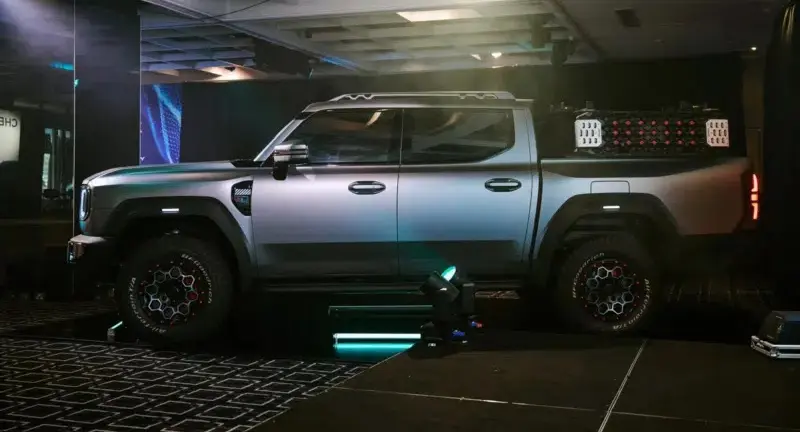 Caminhonete Chery KP31 cinza parada de lateral