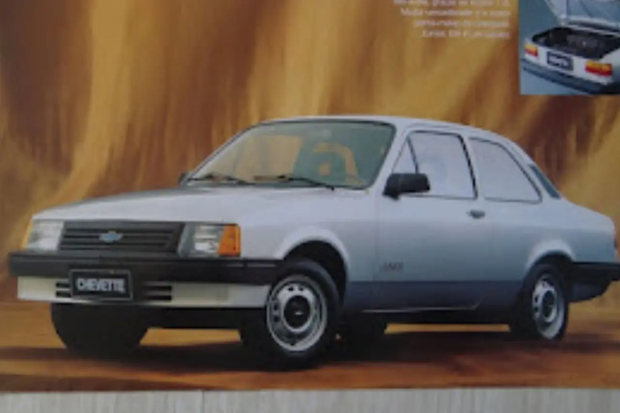 Chevrolet Chevette Junior prata parado de frente não era um carro bom de dirigir