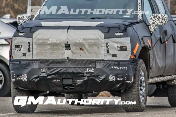 Nova caminhonete Chevrolet Silverado 2027 com a dianteira camuflada 
