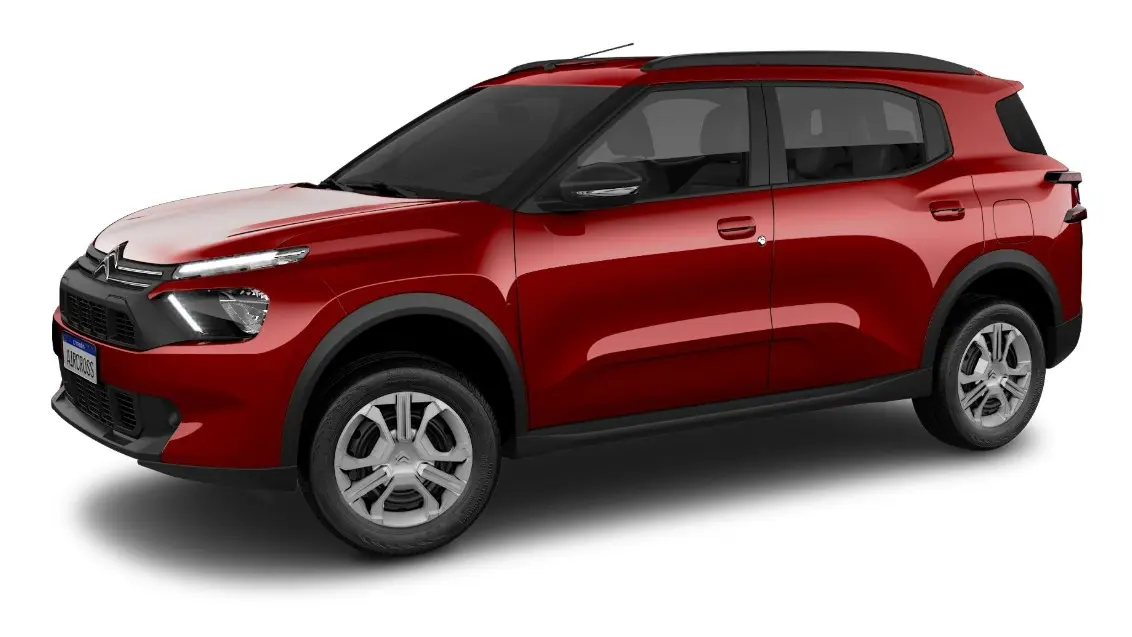 Citroën Aircross Feel vermelho de frente em um fundo branco