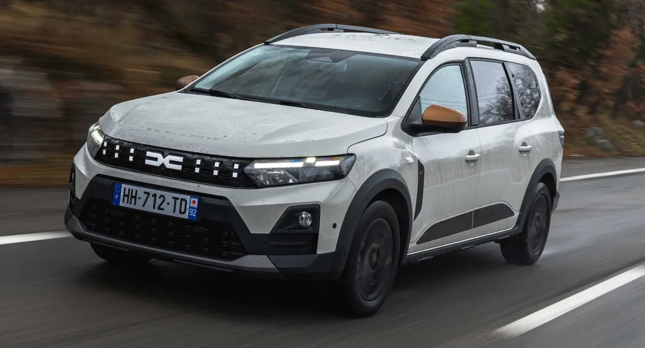 Dacia Jogger 2026 de frente andando na estrada