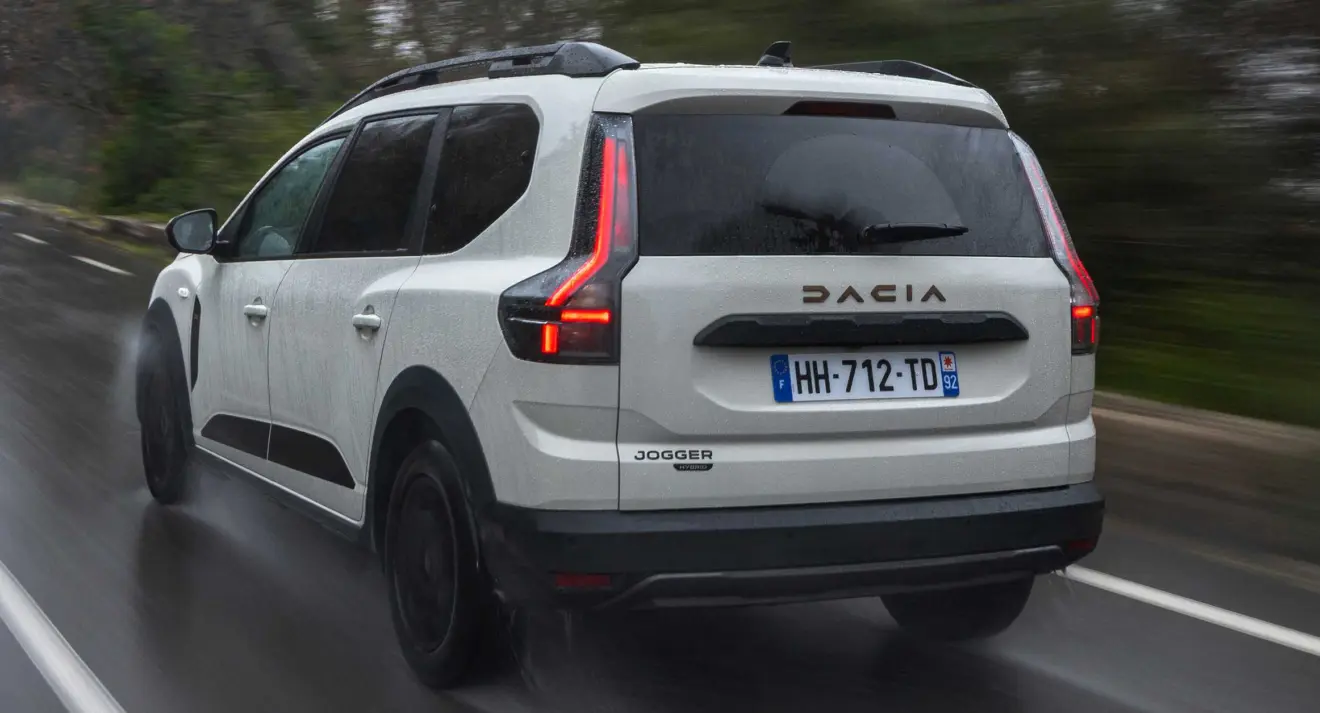 Dacia Jogger 2026 de traseira andando na estrada