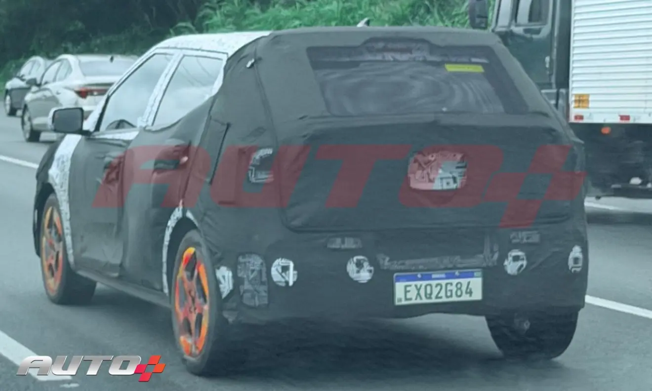 Novo Hyundai HB20 camuflado de traseira andando na estrada