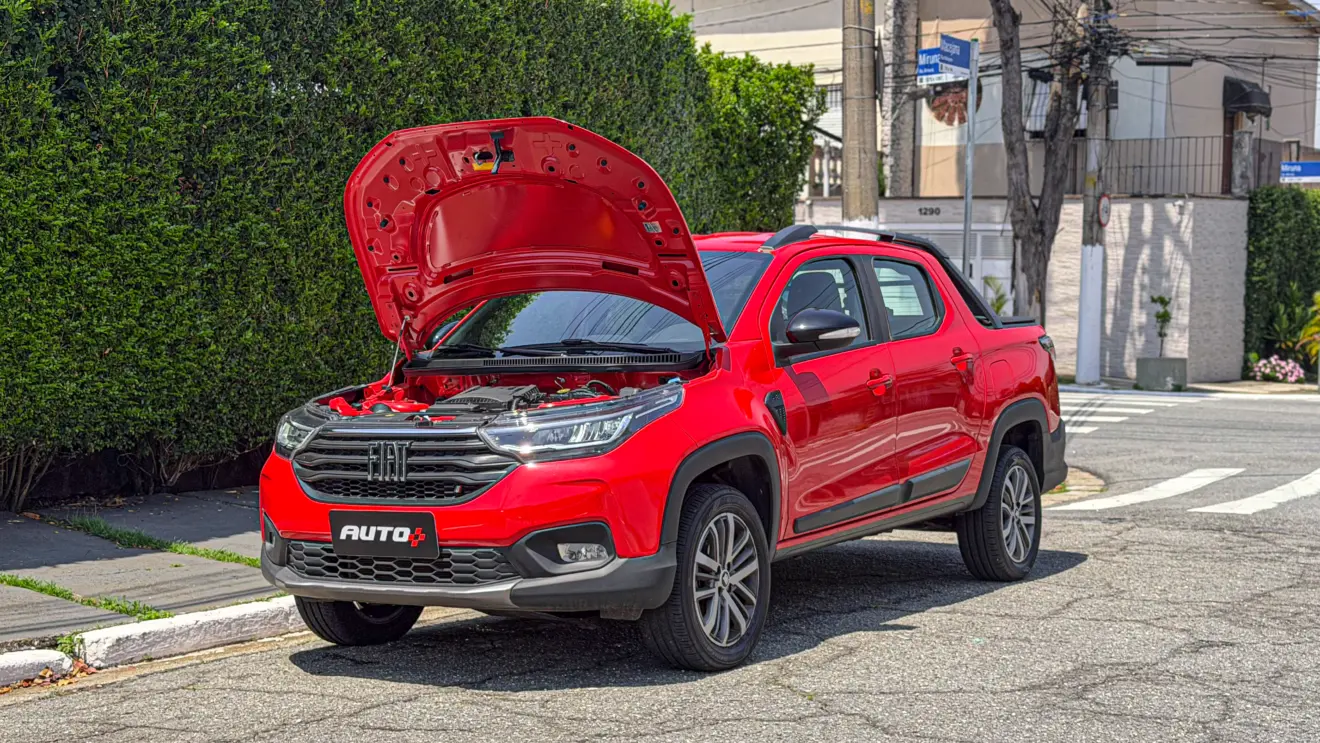 Fiat Strada Volcano CVT vermelha estática