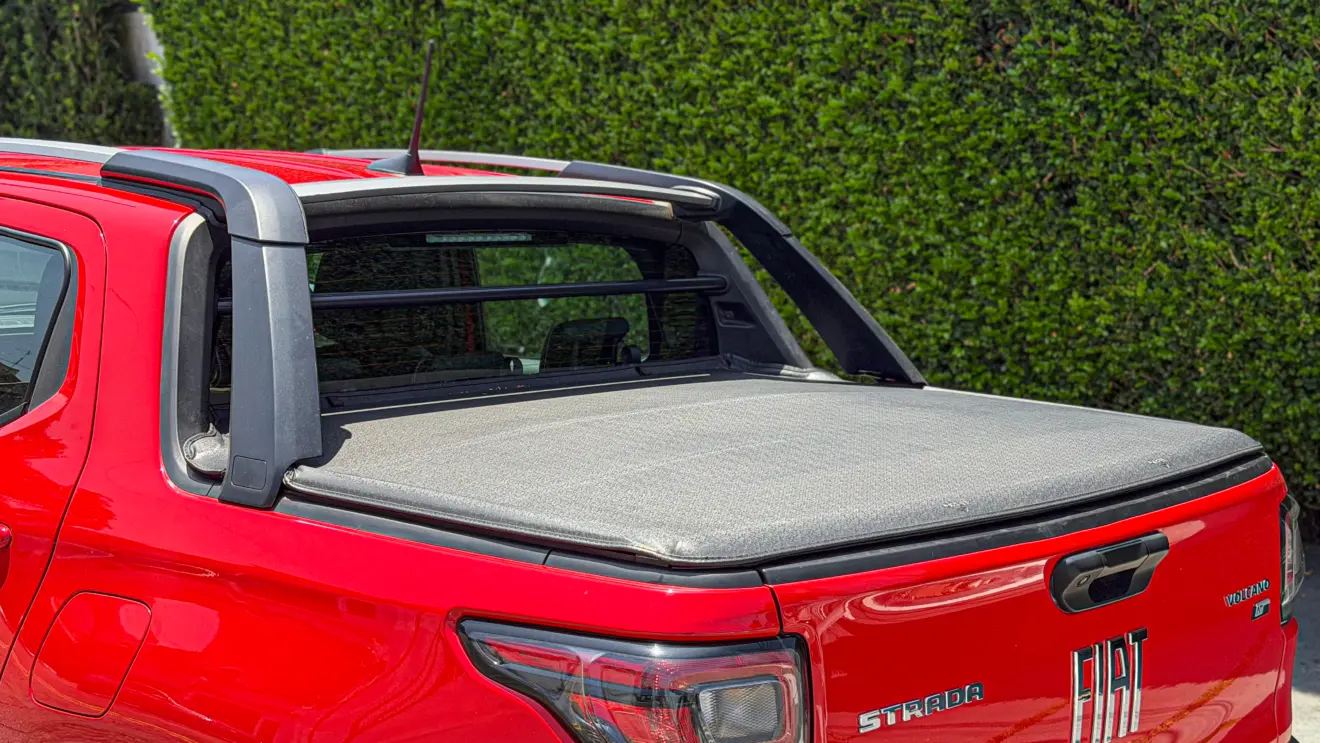 Fiat Strada Volcano CVT vermelha estática