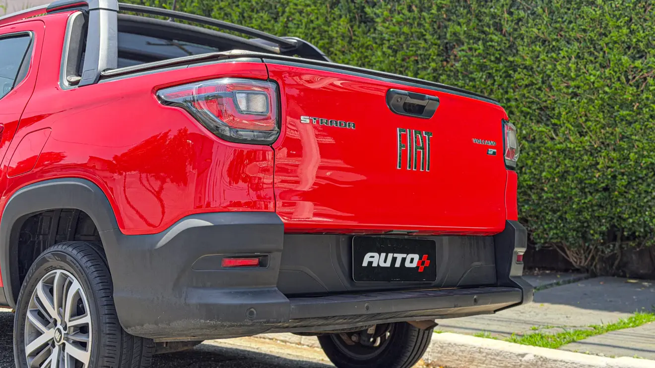 Fiat Strada Volcano CVT vermelha estática