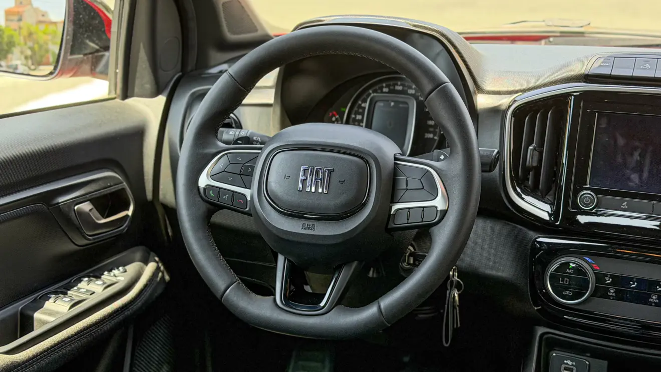 Interior da Fiat Strada Volcano 1.3 CVT