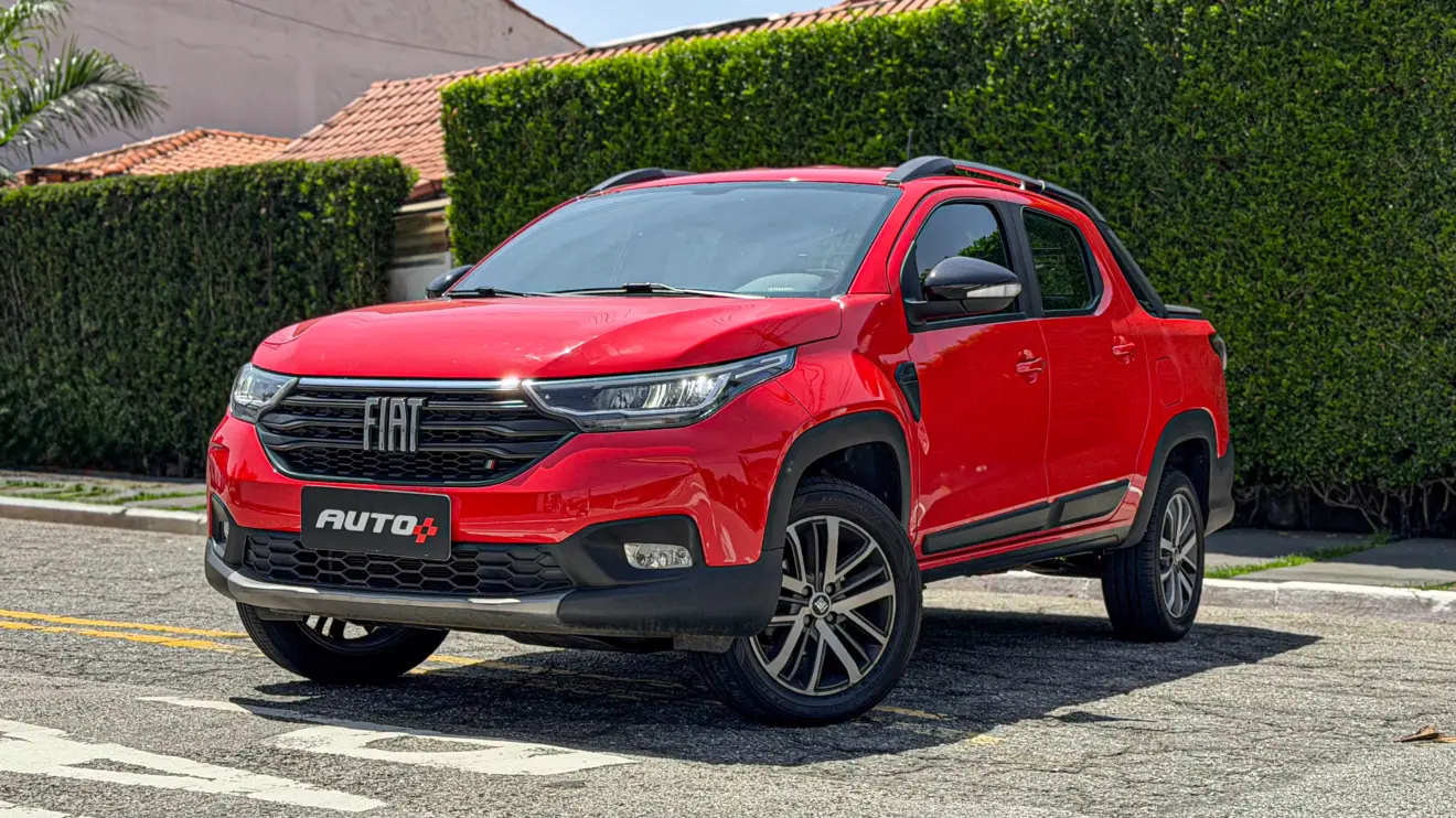 Fiat Strada Volcano CVT vermelha estática