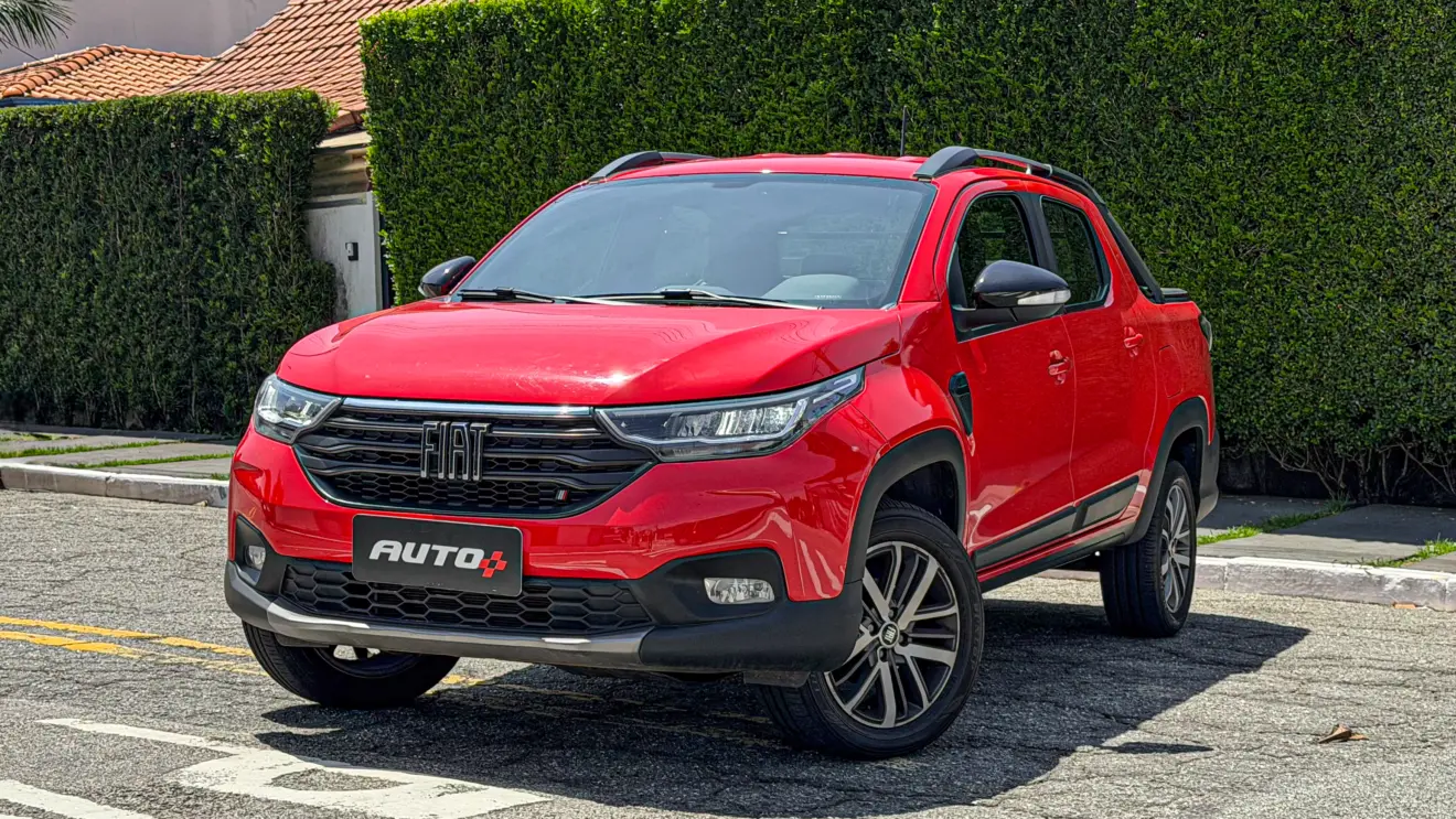 Fiat Strada Volcano CVT vermelha estática