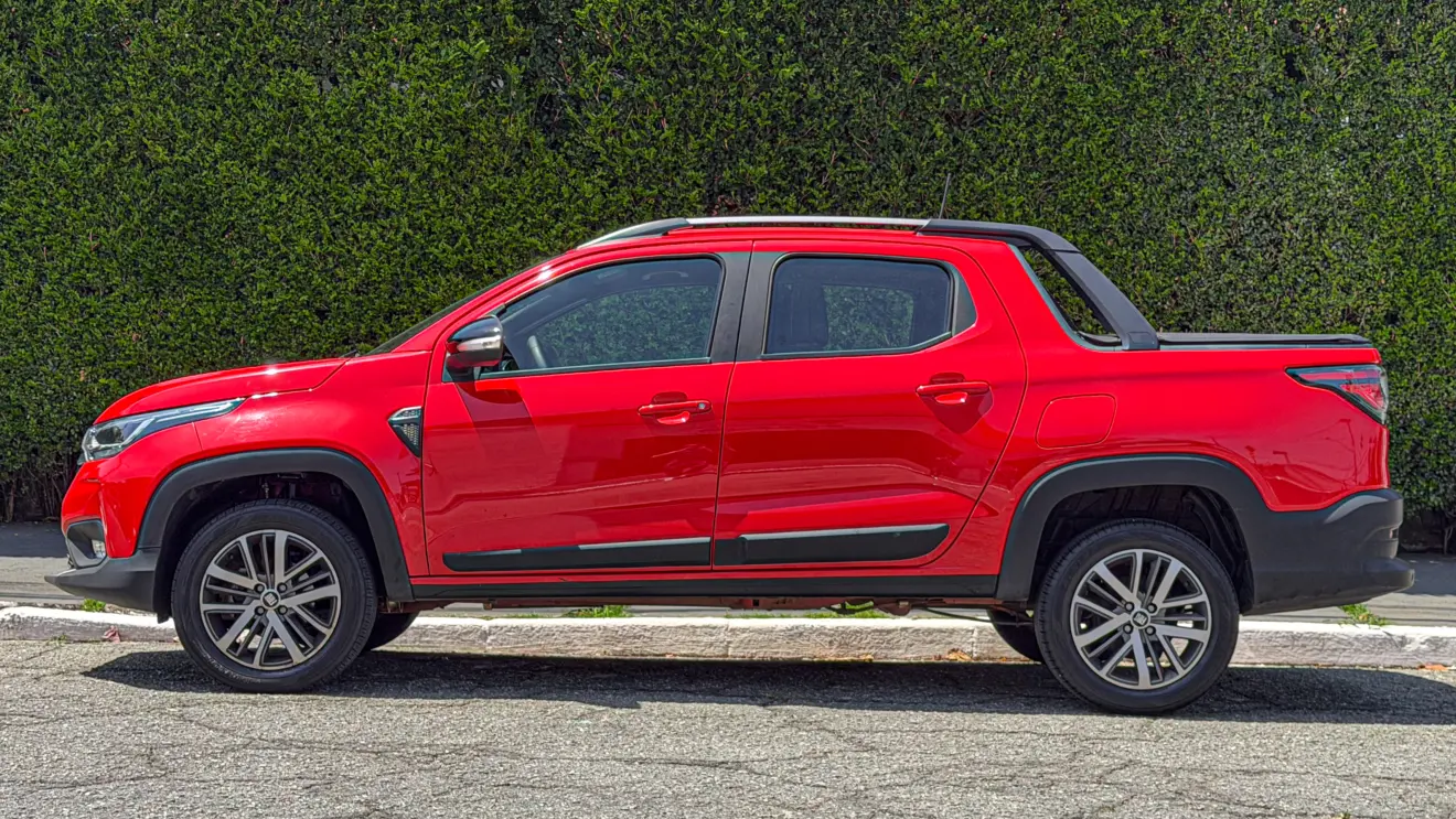 Fiat Strada Volcano CVT vermelha estática