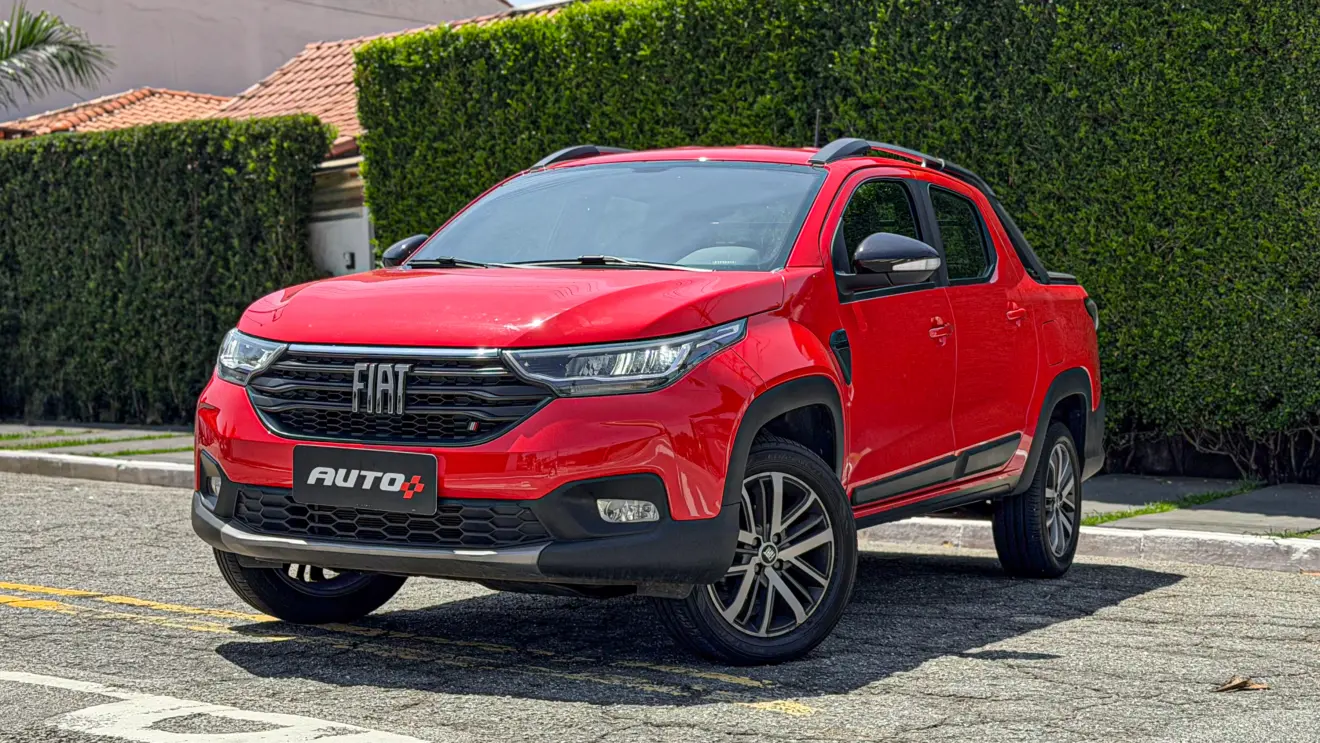 Fiat Strada Volcano CVT vermelha estática