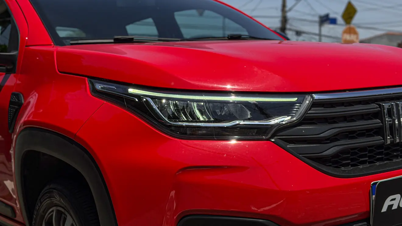 Fiat Strada Volcano CVT vermelha estática