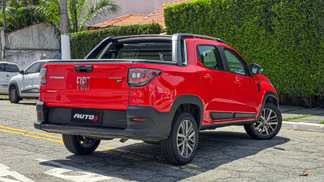 Fiat Strada Volcano CVT vermelha estática