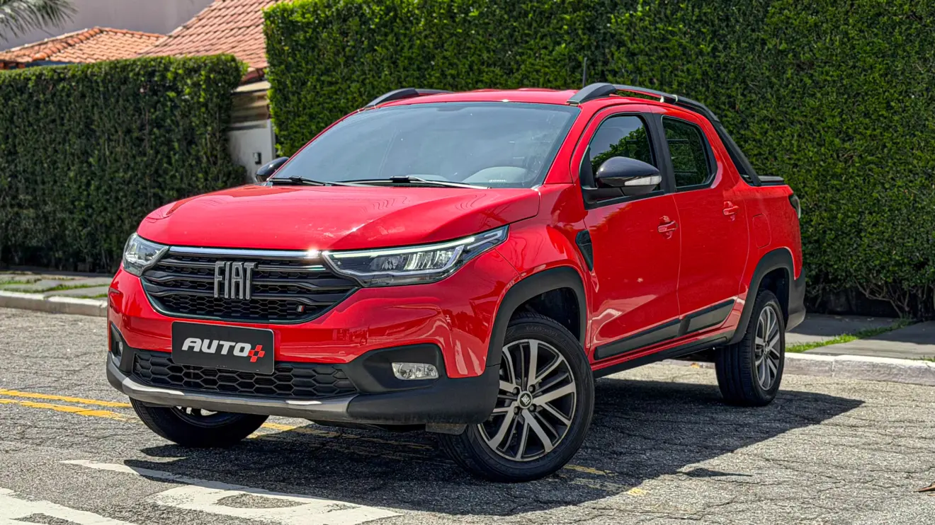 Fiat Strada Volcano CVT vermelha estática
