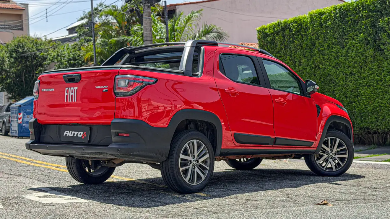 Fiat Strada Volcano CVT vermelha estática