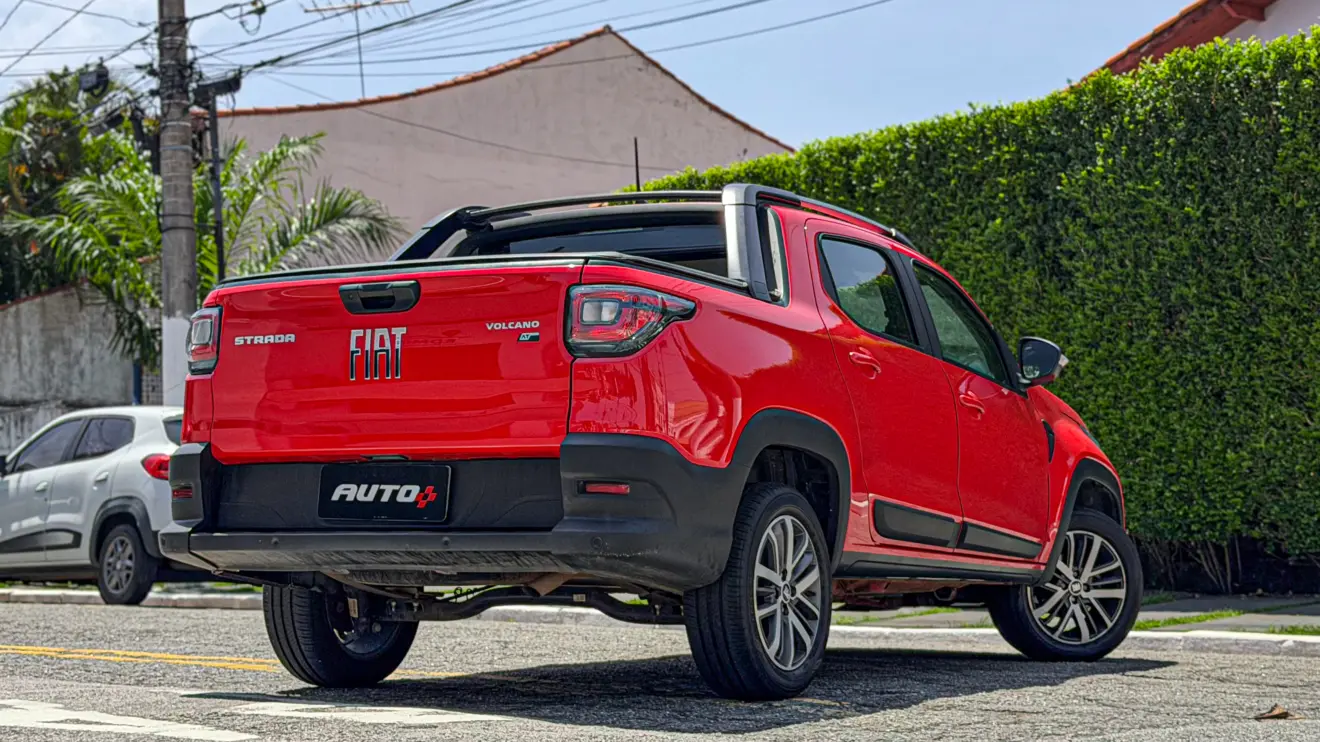 Fiat Strada Volcano CVT vermelha estática