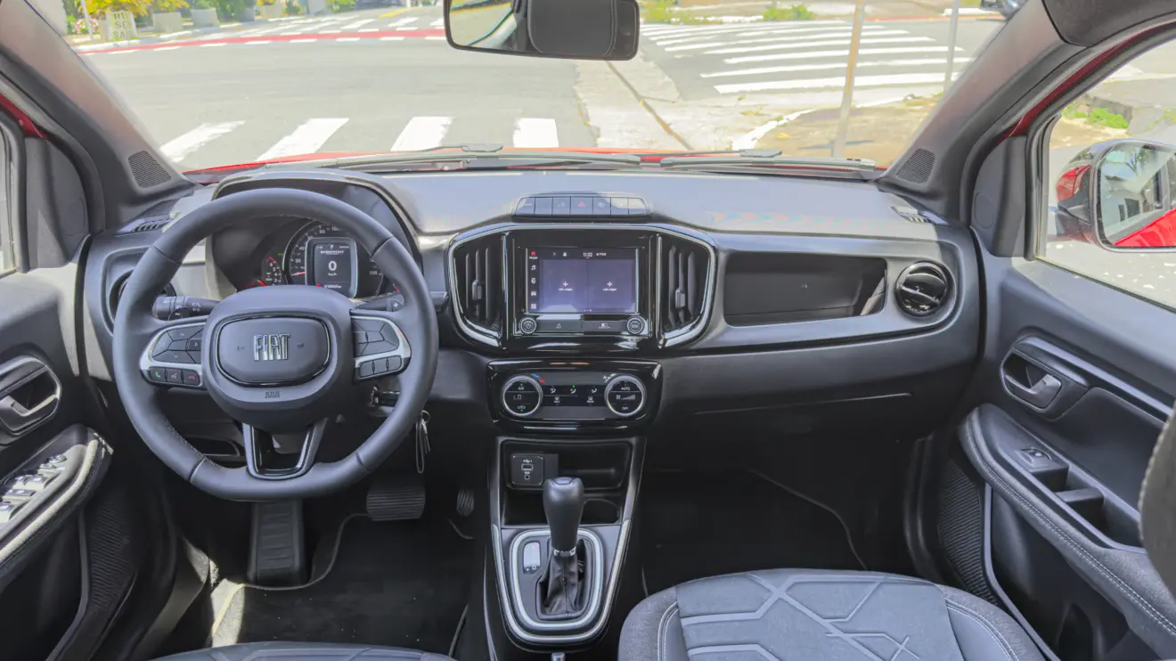 interior da caminhonete Fiat Strada Volcano 1.3 CVT