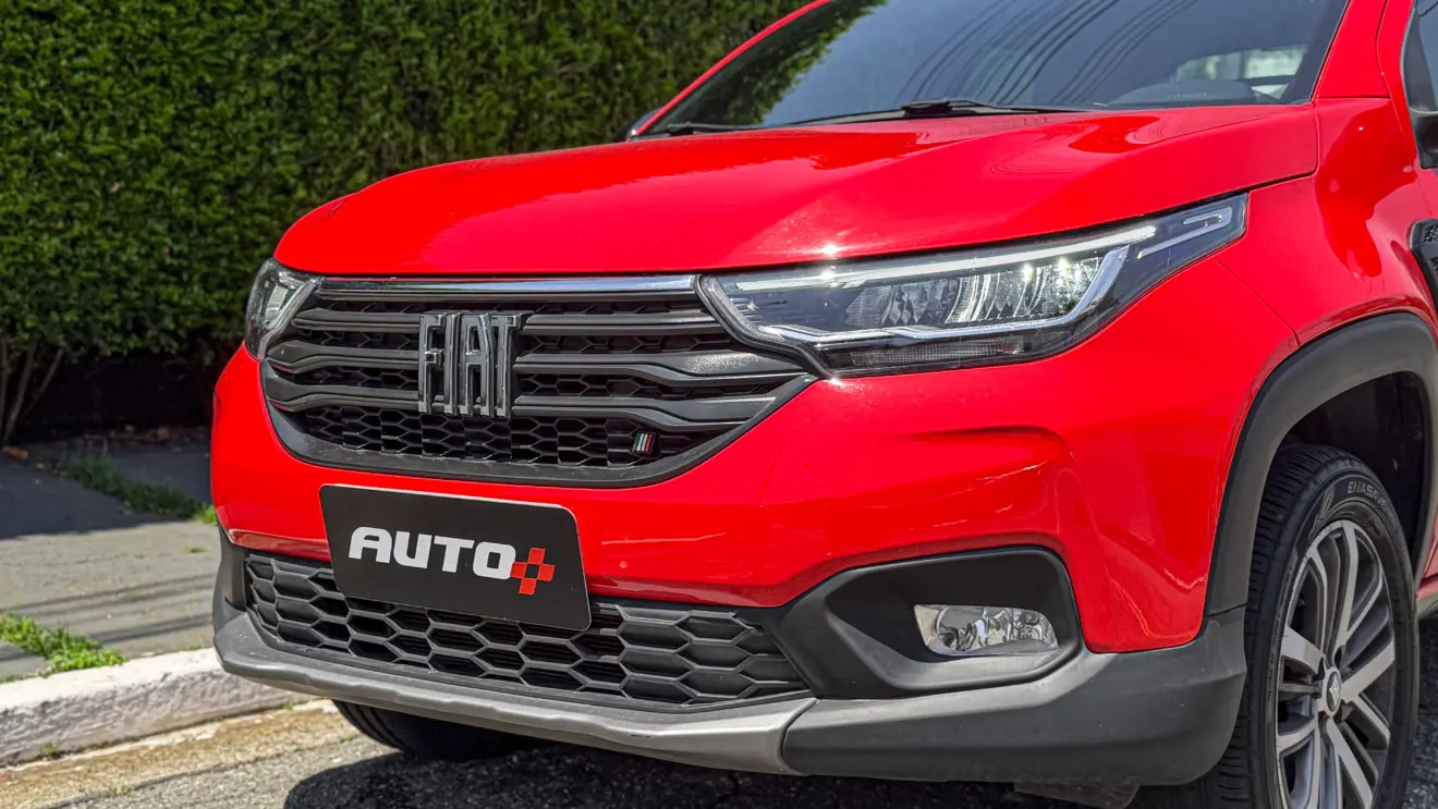 Fiat Strada Volcano CVT vermelha estática