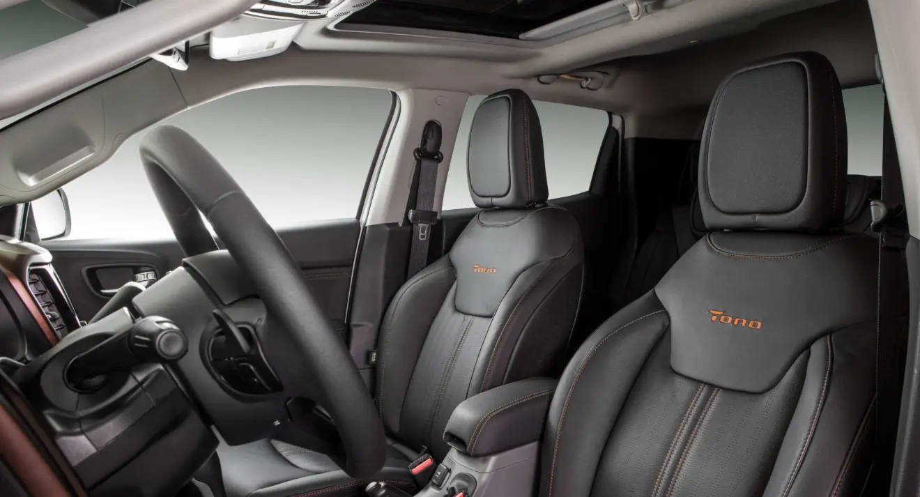 Interior da Fiat Toro Volcano 2.4 com teto solar 