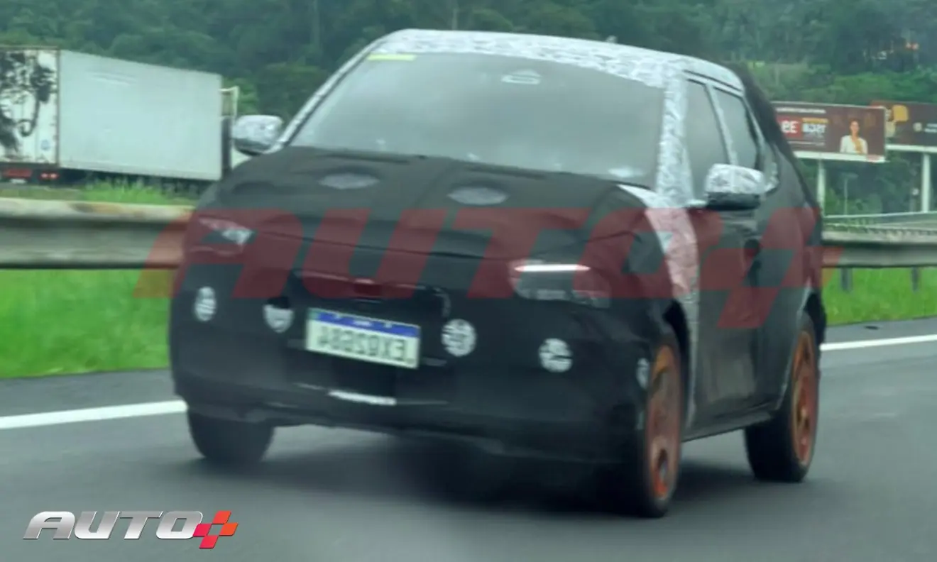 Novo Hyundai HB20 camuflado de dianteira andando na estrada