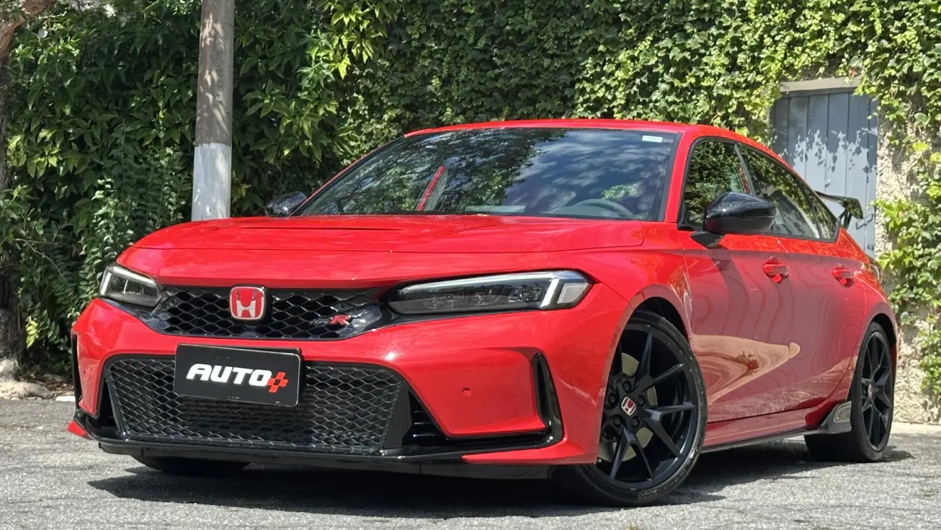 Honda Civic Type R vermelho parado de frente