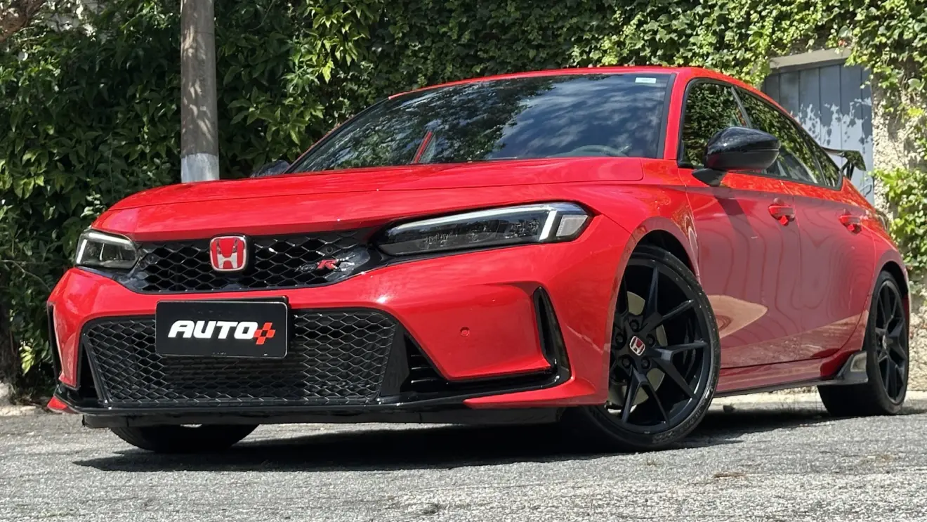 Honda Civic Type R vermelho parado de frente