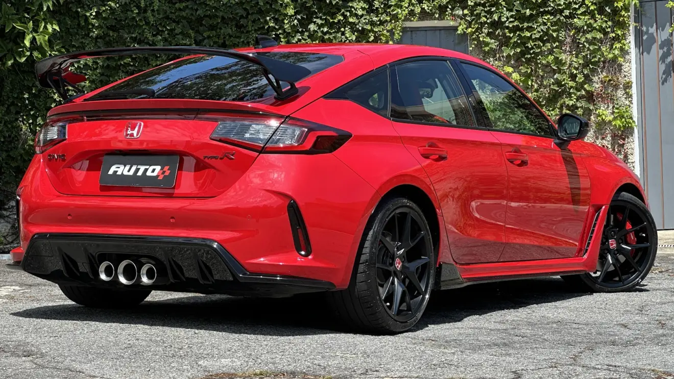 Honda Civic Type R vermelho parado de traseira 
