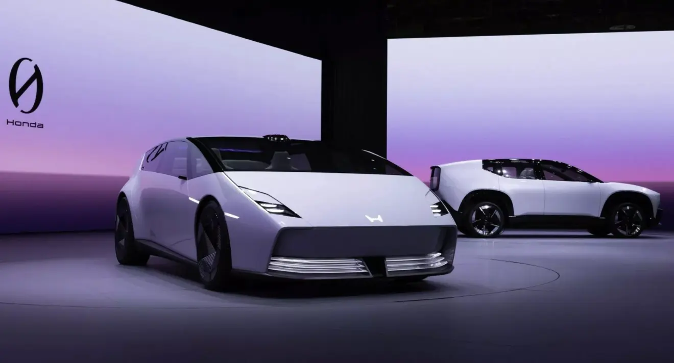 Elétrico Honda 0 Series Saloon EV branco parado de frente