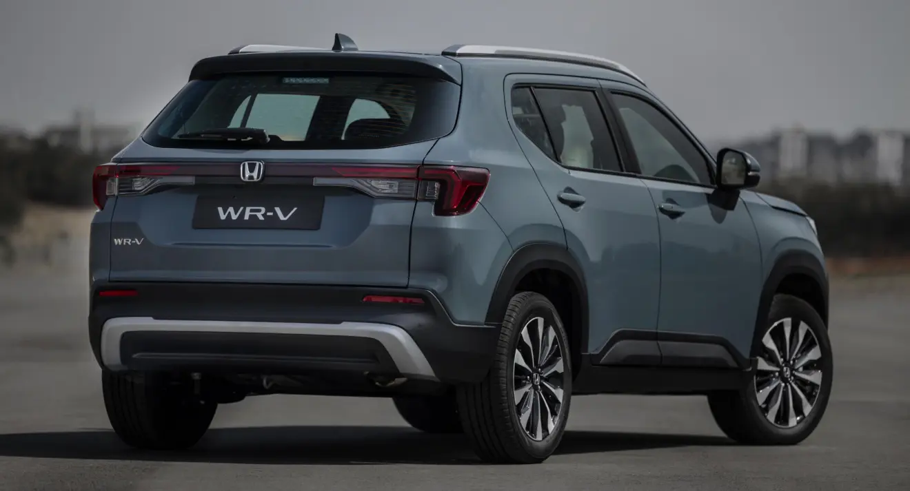 Honda WR-V 2026 parado de traseira