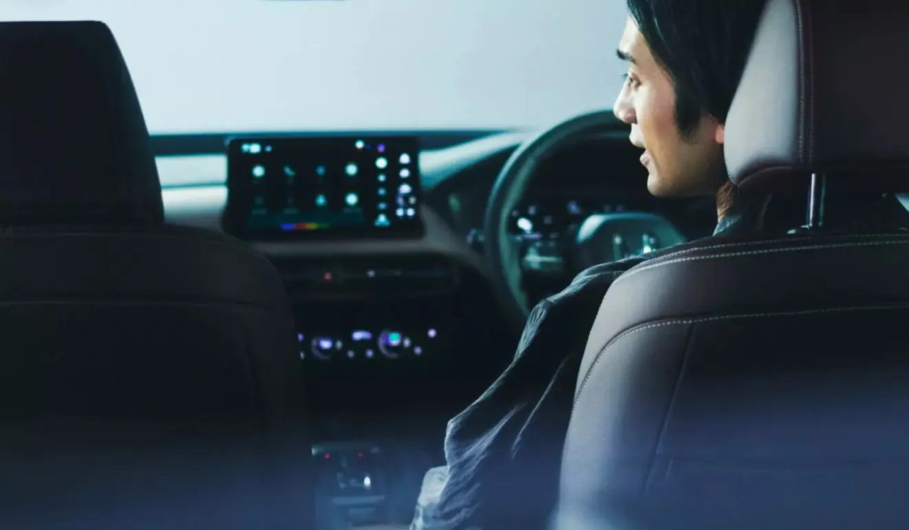 interior do novo Honda ZR-V Z e:HEV com telas ligadas