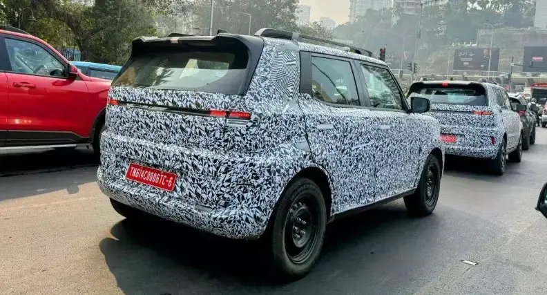 Hyundai HE1 camuflado de traseira andando na cidade será o modelo de entrada da linha Ioniq 
