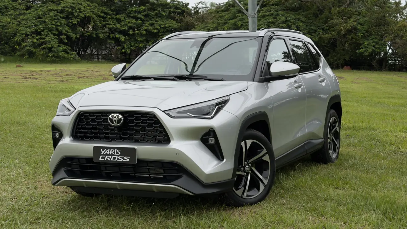 Toyota Yaris Cross XRX Hybrid prata estático