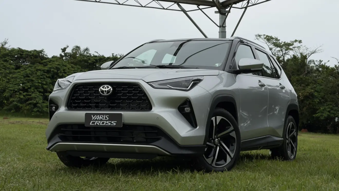 Toyota Yaris Cross XRX Hybrid prata estático