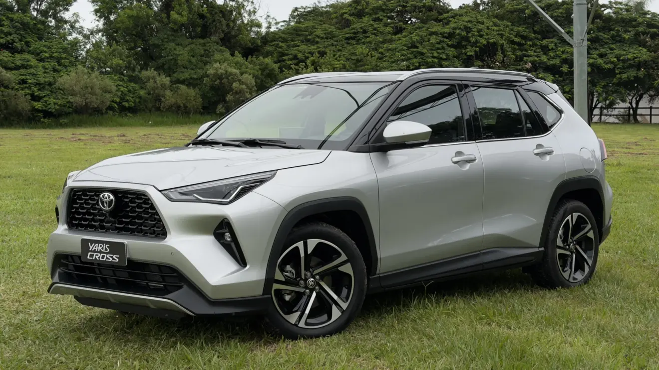 Toyota Yaris Cross XRX Hybrid prata estático